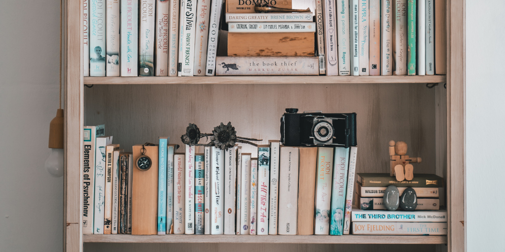 KeaBabies Book shelf organization